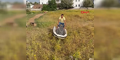 Kısıtlamada denizde kullanamadığı jet skisini çayırda sürdü