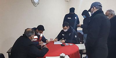 Kısıtlamaları 3 kez ihlal eden kahvehane yine basıldı, sahibi ''Koronavirüse inanmıyorum'' dedi