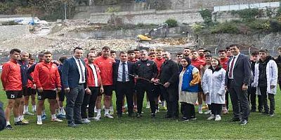 Kömürspor'a arması ve renklerini taşıyan baston hediye ettiler