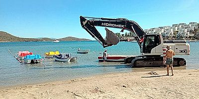 Kullandığı iş makinesiyle mavi bayraklı plaja girip, deniz dibini kazdı