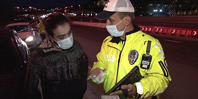 Kuralları ihlal eden turiste cezai işlem uygulayan polisin İngilizcesi tercümanlara taş çıkarttı