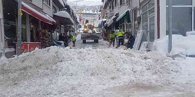 Küre'de ekiplerin yoğun kar mesaisi