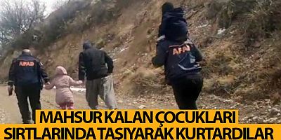 Mahsur kalan çocukları sırtlarında taşıyarak kurtardılar