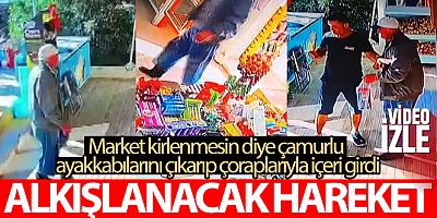 Market kirlenmesin diye çamurlu ayakkabılarını çıkarıp çoraplarıyla içeri girdi