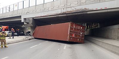 Marmaray köprüsüne çarpan tırın dorsesi yan yattı