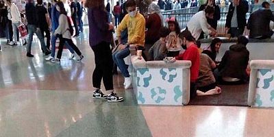 Masa ve sandalyelerin kaldırıldığı AVM'de, yerde yemek yediler