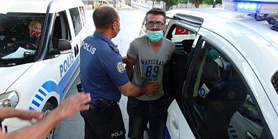 Maske takmamakta direnen turist gözaltına alındı