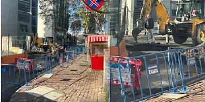 Maslak'ta yine yol çöktü