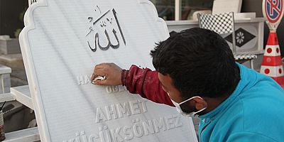 Mezar taşı ustasından ilginç korona virüs mesajı: 'Maske takmadığınız için teşekkür ederiz'