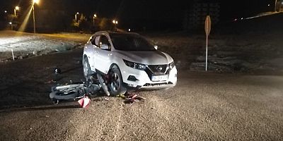 Motosiklet ile otomobil çarpıştı: 2 yaralı