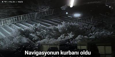 Navigasyon yanlış yönlendirince otomobil yol yerine merdivenlerden indi