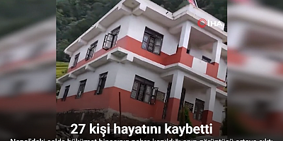 Nepal'deki selde hükümet binasının nehre kapıldığı anın görüntüsü ortaya çıktı