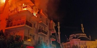 Öfkeli koca binayı ateşe verdi, mahalleli sokağa döküldü