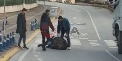 Okul çıkışı yolun ortasında kavga ettiler