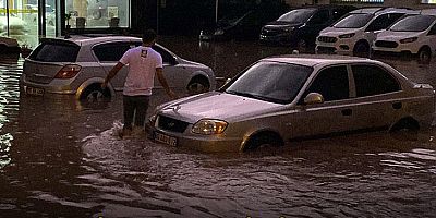 Osmaniye'de sağanak nedeniyle ev ve iş yerlerini su bastı, araçlar suya gömüldü