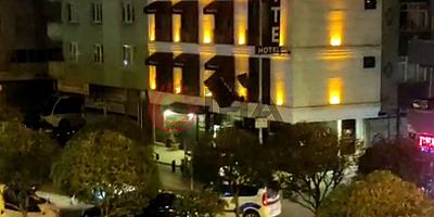Otelin 3'üncü katından tutunduğu tenteyle birlikte aşağıya düştü