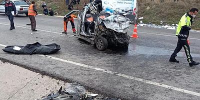 Otomobil ile minibüs kafa kafaya çarpıştı; sürücüler hayatını kaybetti