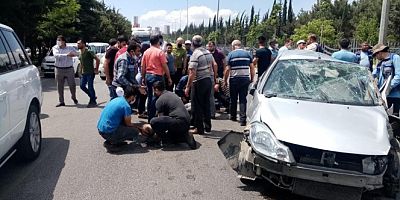 Otomobil önce aydınlatma direğine sonra başka araca çarptı