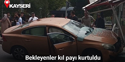 Otomobil tramvay durağına girdi, bekleyenler kıl payı kurtuldu