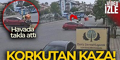 Otomobilin çarptığı motosiklet sürücüsü havada takla attı