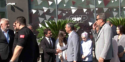 Özgür Özel CHP’nin Sarıyer’de bulunan parti binasına geldi