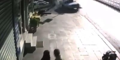 Pendik'te otobüs durağında dört kişinin yaralandığı kaza kamerada