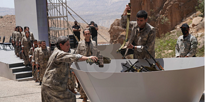 PKK'nın silahlarını imha edildiği törende kimler yar aldı? Bese Hozat da silahını yaktı