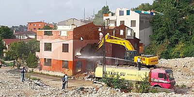 Polis zoruyla sokağa atıldılar