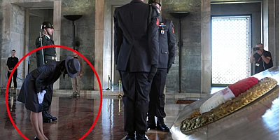 'Prenses' Ata'nın huzurunda saygıyla eğildi