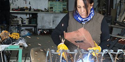 Profil kesiyor, kaynak işliyor, taşlama yapıyor