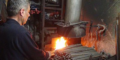 Ramazanda 70 derece sıcağın altında çalışıyor