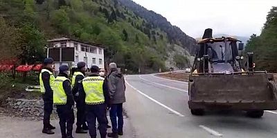 Rize'de taş ocağına karşı çıkan bölge halkı engellendi: Yurttaşların üstüne iş makinesi sürüldü!