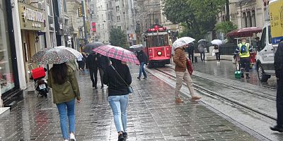 Sağanak yağış Taksim'de hayatı felç etti