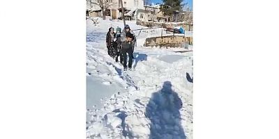 Sağlık görevlisi yaşlı hastayı sırtında taşıdı