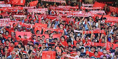 Saldırıya uğrayan Atatürk anıtını formalarına koydular