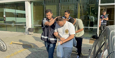 Samsun’da villa ve yat kiralama vaadiyle 200’den fazla kişiyi 2 milyon TL dolandırdıkları tespit edilen 2 kişi mahkemece tutuklanırken, 1 kadın ise adli kontrolle serbest bırakıldı.