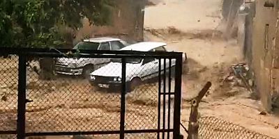 Şanlıurfa'da sel araçları sürükledi