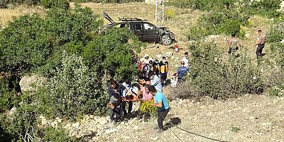 Şarampole yuvarlanan kamyonetteki yaralılar halatlarla kurtarıldı