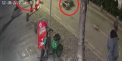 Savrulan motosiklet 30 metre sürüklendi, 2 kişi ağır yaralandı... O anlar kamerada