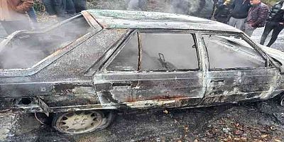 Seyir halindeki otomobil alev alev yandı
