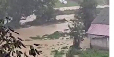 Şiddetli sağanak sele dönüştü: Yol ulaşıma kapandı