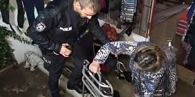 Şiddetli yağmur sebebiyle su basan evde mahsur kalan engelli kadını ve yaşlı anneyi polis kurtardı