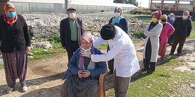 Şifa dağıttığını öne süren çiftçinin evinin önündeki kuyruk ‘Doktor Civanım’daki sahneyi hatırlattı