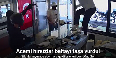 Silahla kuyumcu soymaya gelen 3 acemi hırsızın ellerinin boş döndükleri anlar kamerada