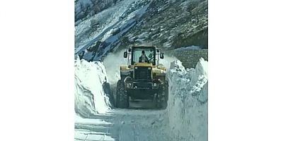 Sincik Malatya karayolunda kar kalınlığı 2 metreyi geçti