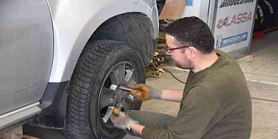 Sinop'ta lastikçilerin kış lastiği mesaisi