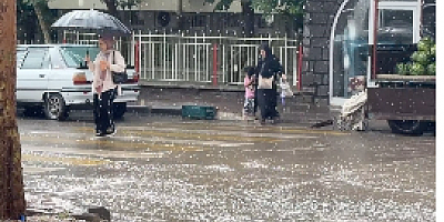 Siverek’te vatandaşlar yağmura hazırlıksız yakalandı