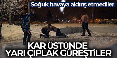 Soğuk havaya aldırış etmediler, kar üstünde yarı çıplak güreştiler