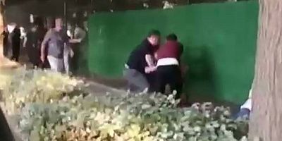Sokağa idrarını yapan baba oğul bıçak darbelerinin hedefi oldu