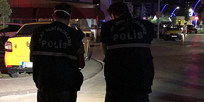 Sokak ortasında bıçaklandılar, taksi tutup hastaneye gittiler
